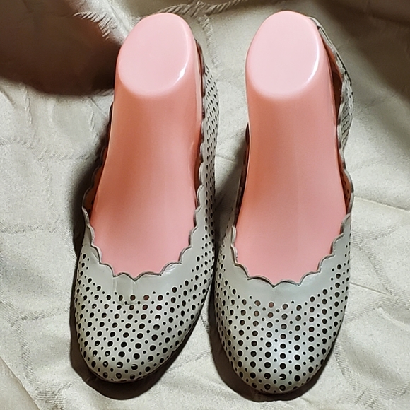 Neiman Marcus scalloped edge flats size 8M - Picture 10 of 14